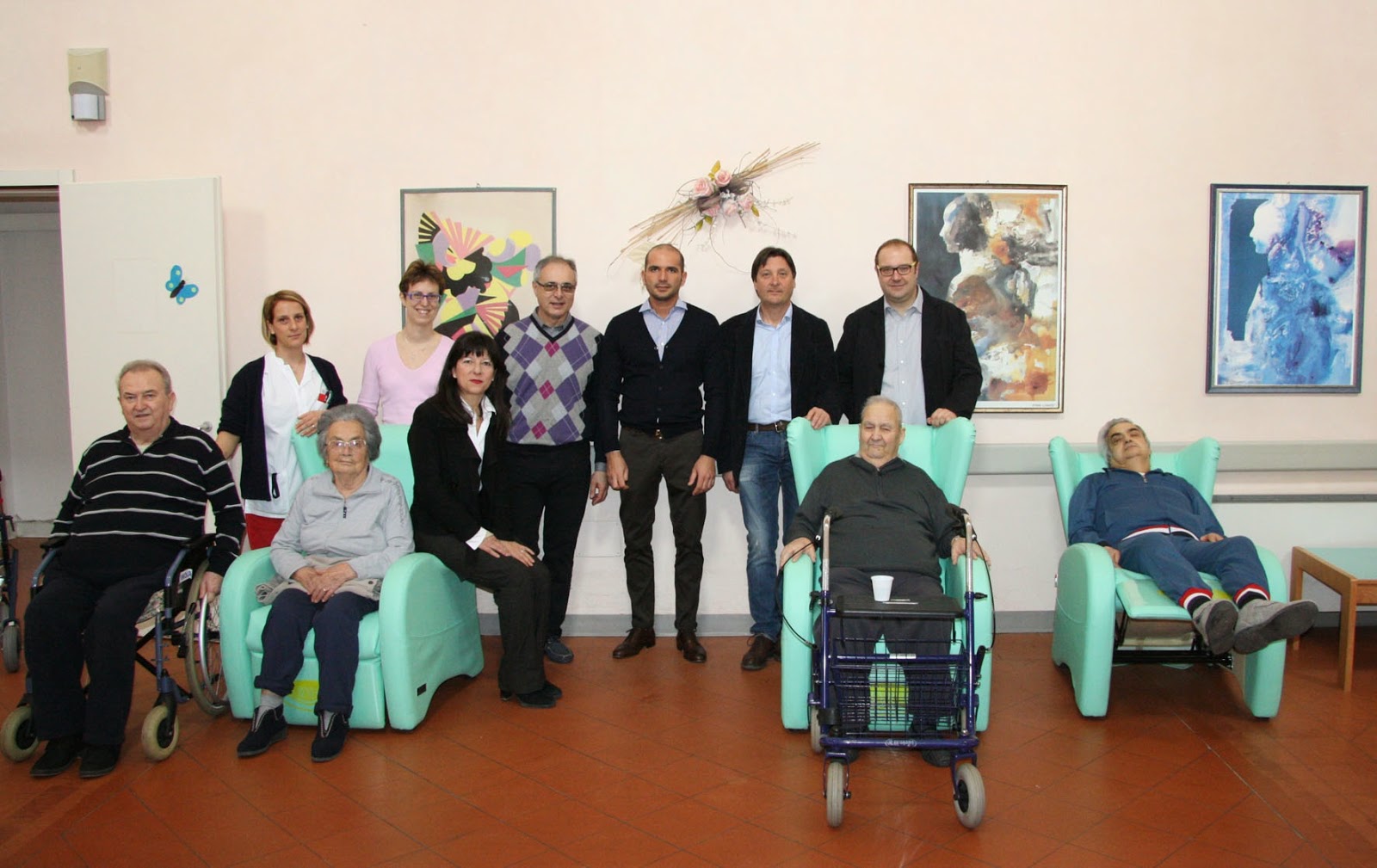 La consegna delle poltrone alla Rsa San Domenico di Lugo