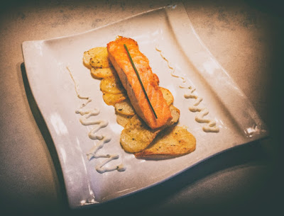 Salmone su letto di Patate Croccanti con crema allo Yogurt