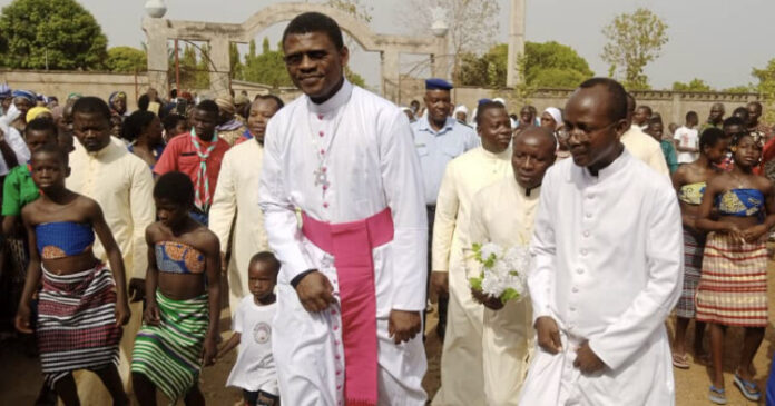 Il nuovo vescovo di Wéwé visita la nostra diocesi