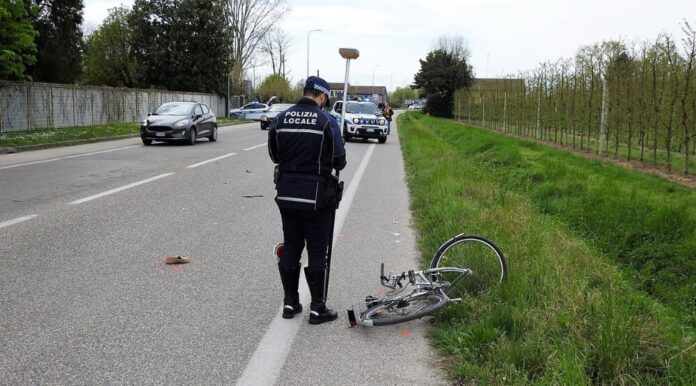 Scontro tra bici e furgone sulla Quarantola a Lugo, 77enne ricoverata al Bufalini