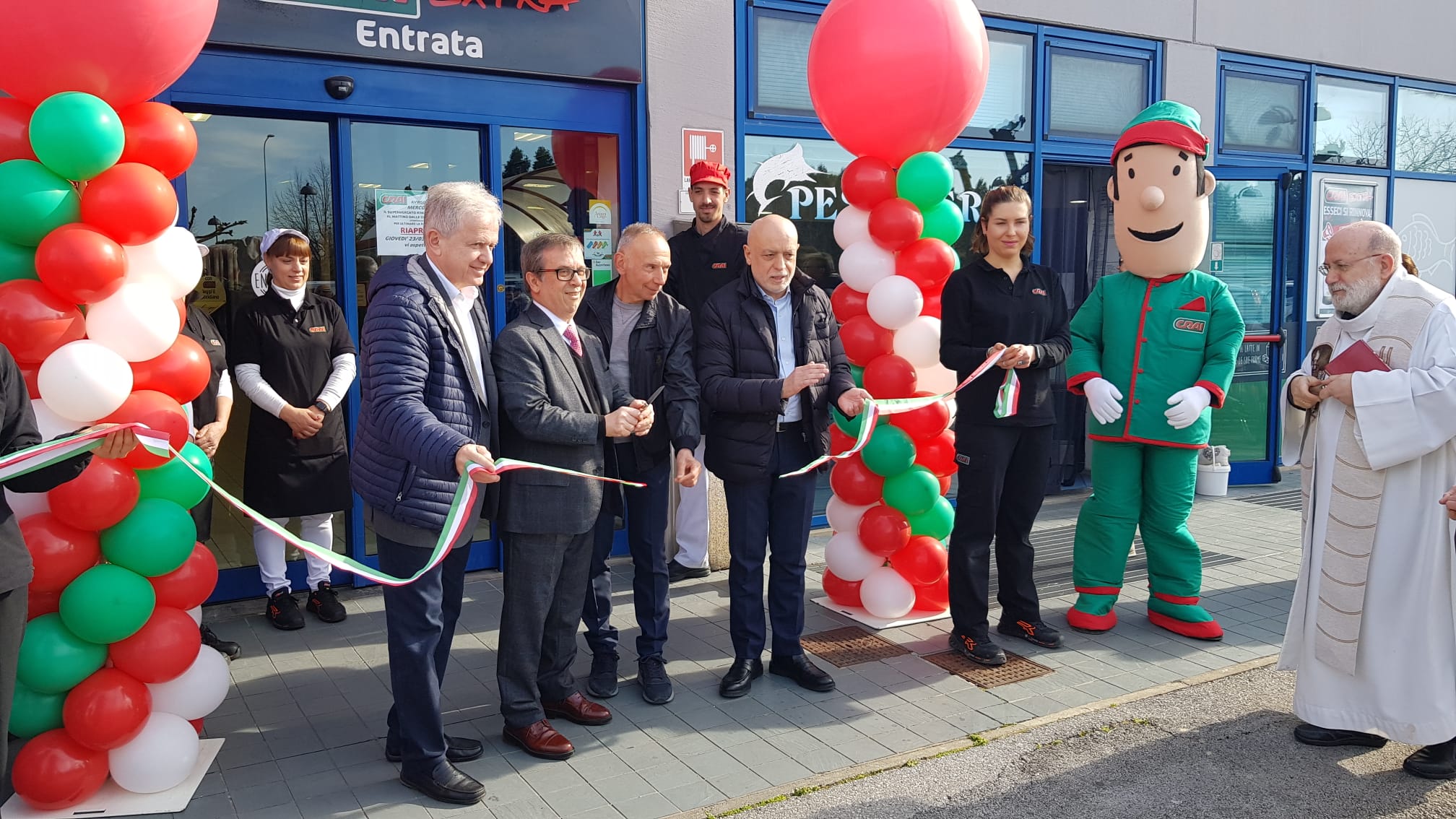 taglio del nastro inaugurazione ristrutturazione Supermercato CRAI ESSECI