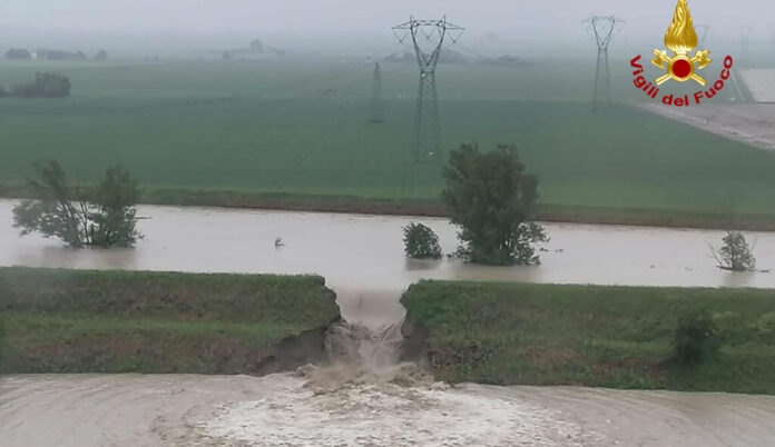 Settemila tonnellate di massi per chiudere l’argine del fiume Sillaro