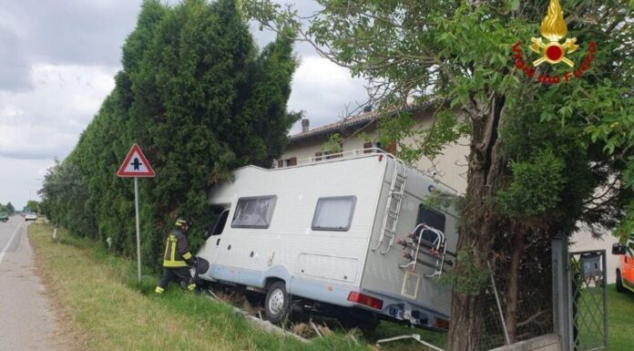 Camper esce di strada lungo la Selice, c’è una vittima