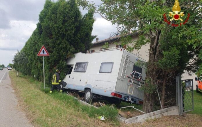 Camper esce di strada lungo la Selice, c’è una vittima