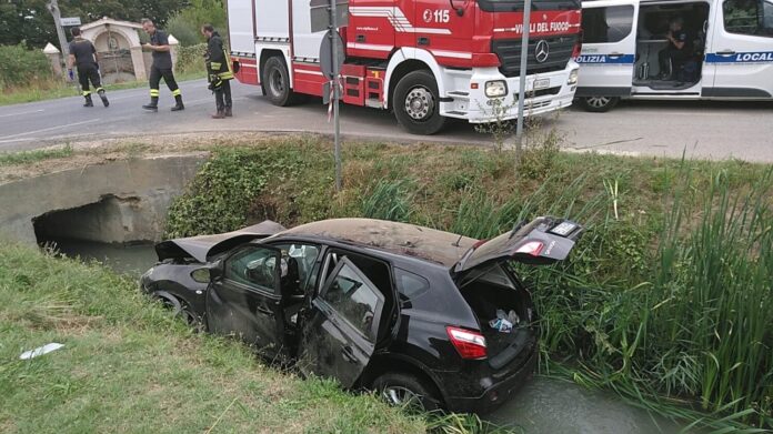 Incidente a Villa San Martino, auto finisce contro un muretto e precipita nel fosso